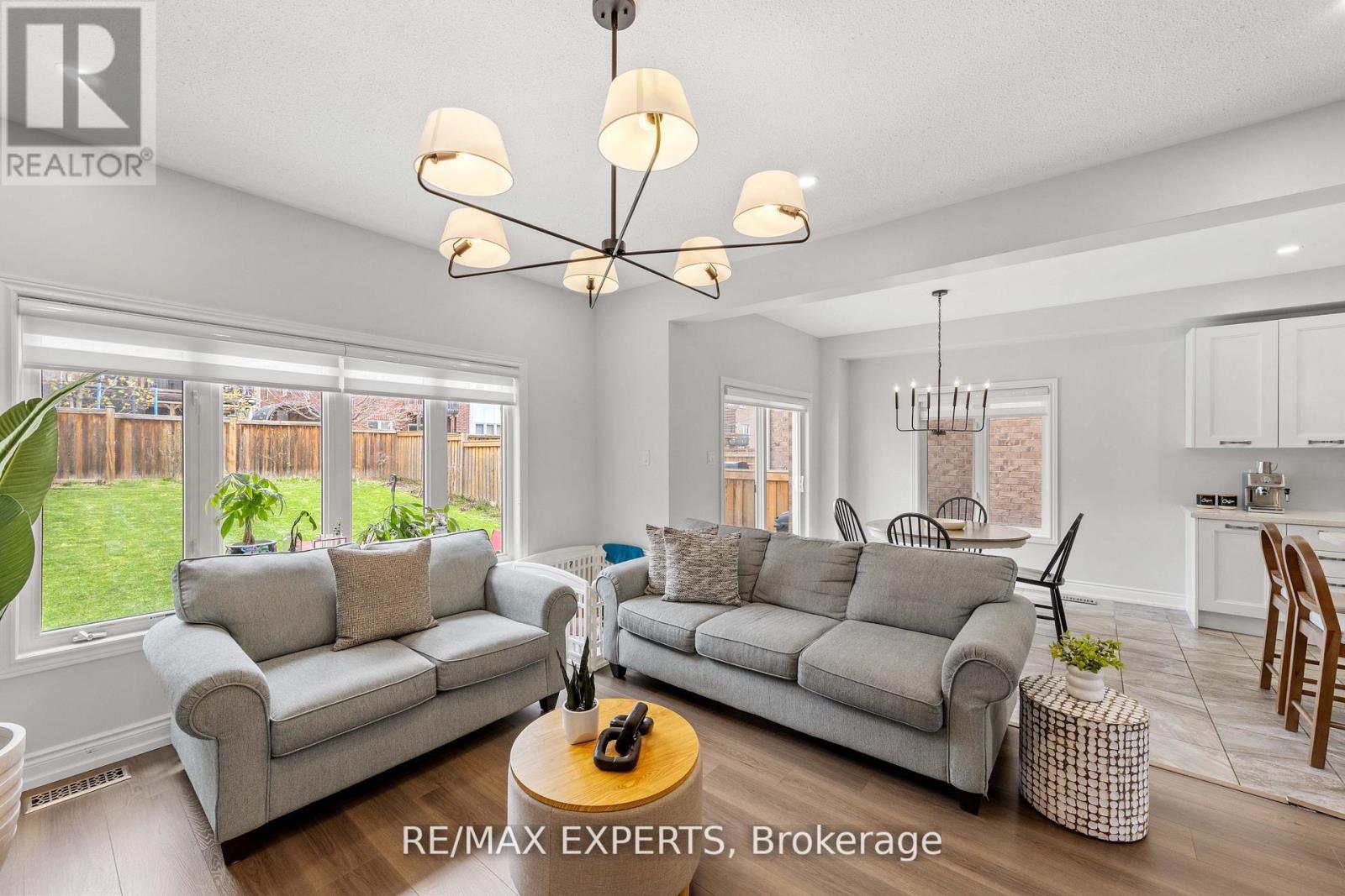 22 Manor Glen Crescent, East Gwillimbury, Ontario  L0G 1M0 - Photo 7 - N13619168