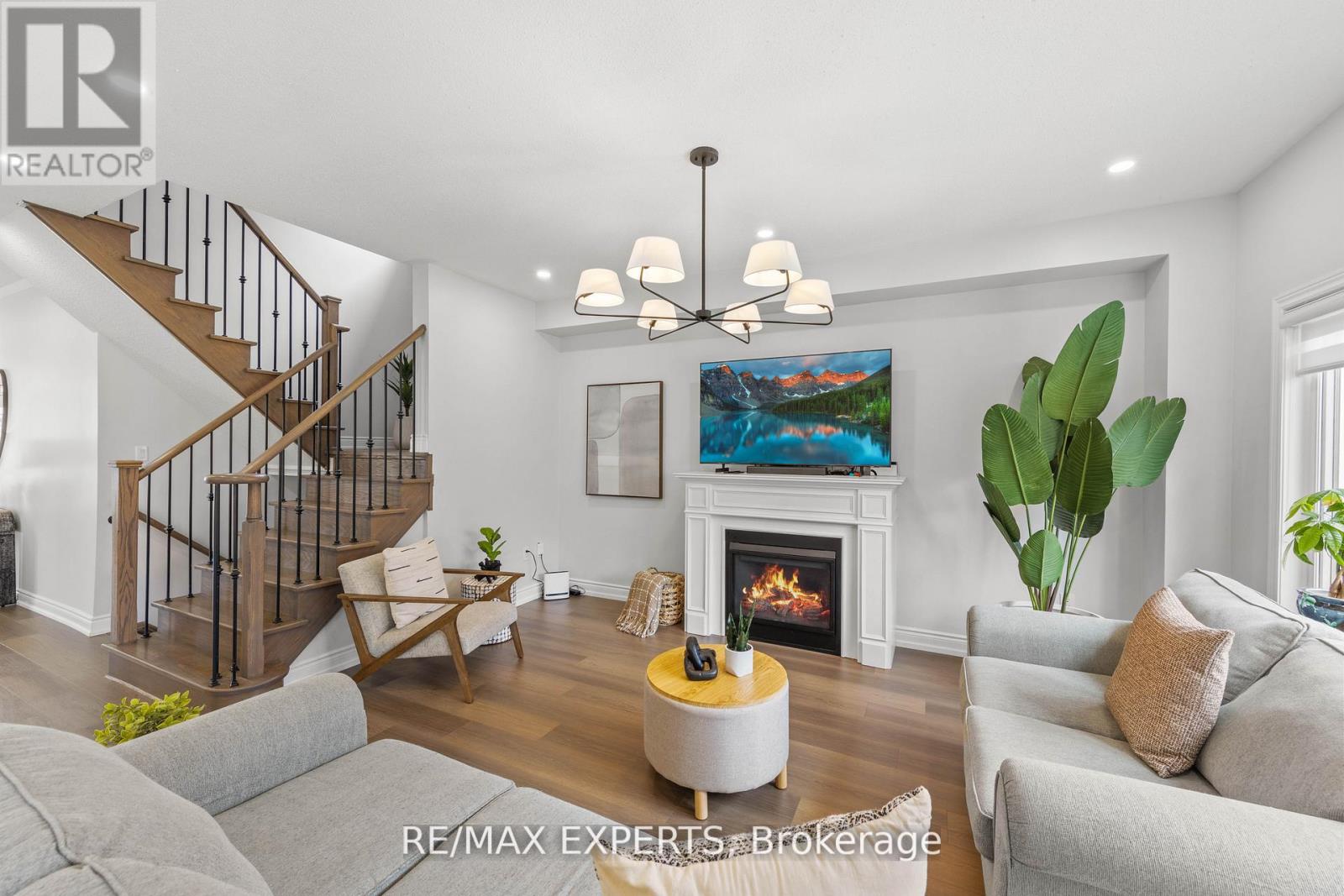 22 Manor Glen Crescent, East Gwillimbury, Ontario  L0G 1M0 - Photo 6 - N13619168