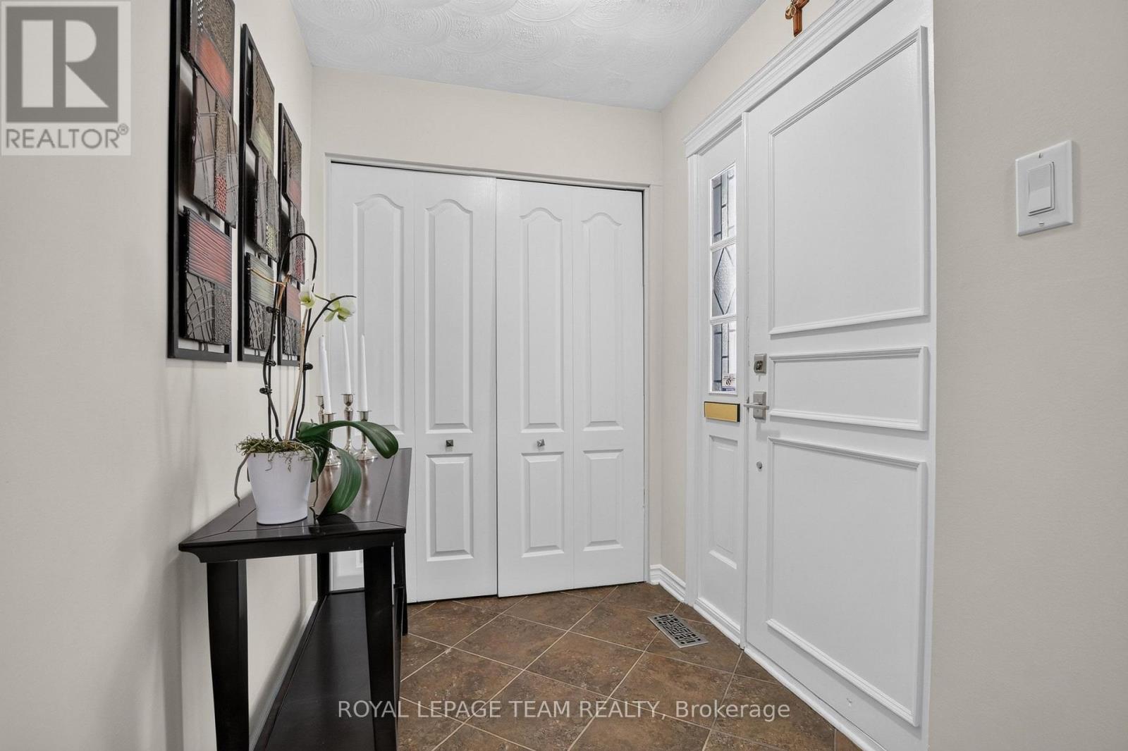 61 Amberwood Crescent, Ottawa, Ontario  K2E 7C2 - Photo 5 - X13588958