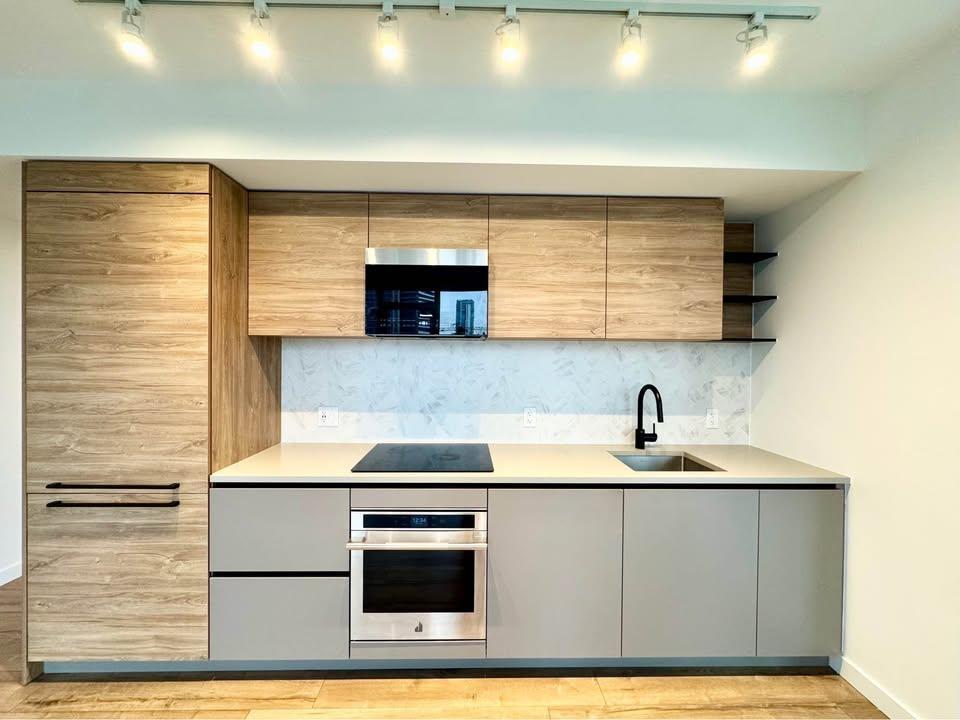 6XX 10448 UNIVERSITY DRIVE, Surrey, British Columbia