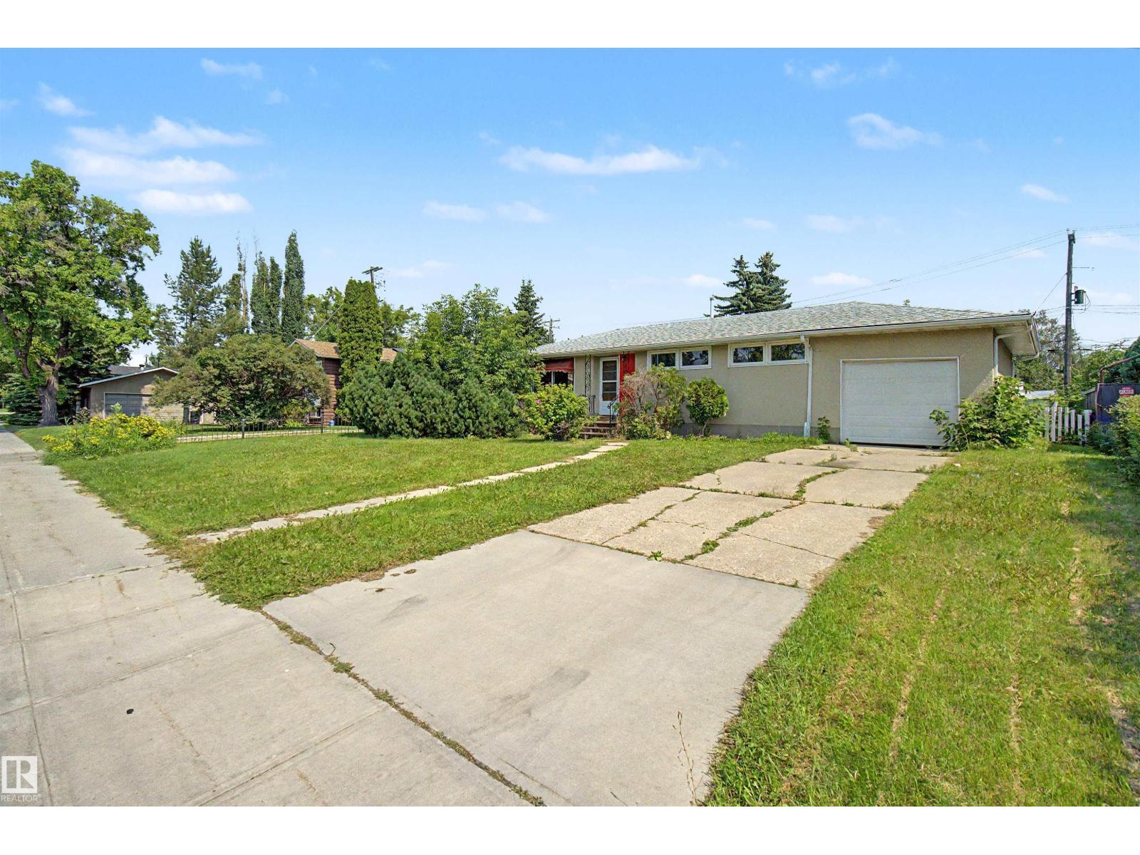 8215 149 Street NW, Edmonton, Alberta  T5R 1B1 - Photo 2 - E4501874
