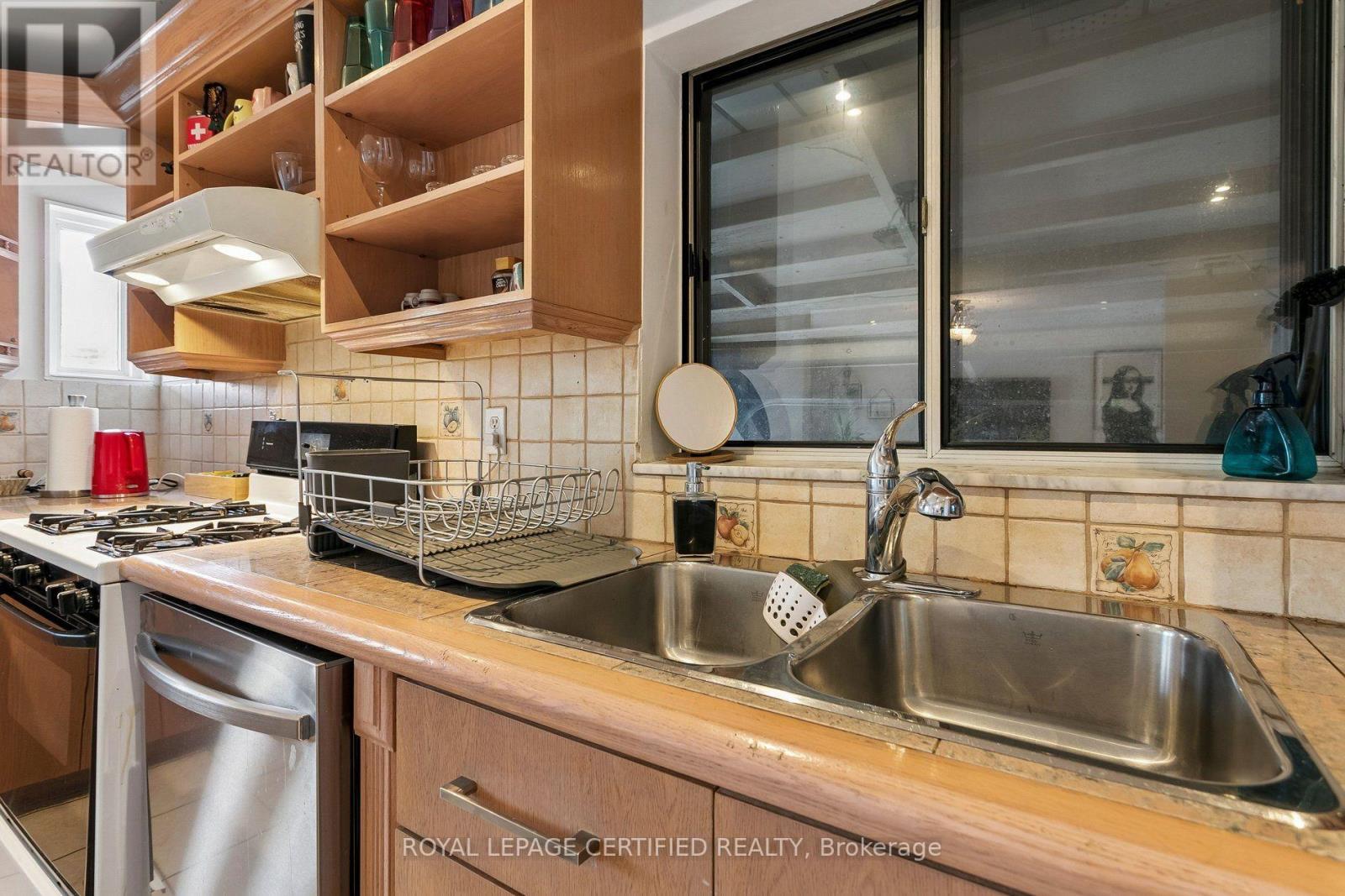 33 Donald Avenue, Toronto, Ontario  M6M 1J9 - Photo 10 - W13630740