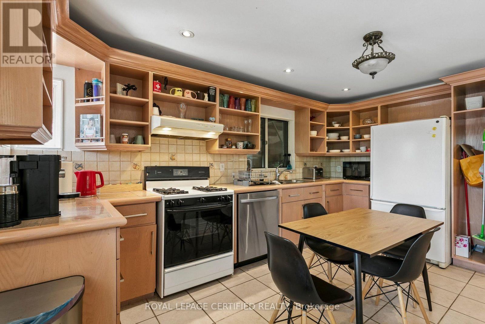 33 Donald Avenue, Toronto, Ontario  M6M 1J9 - Photo 11 - W13630740