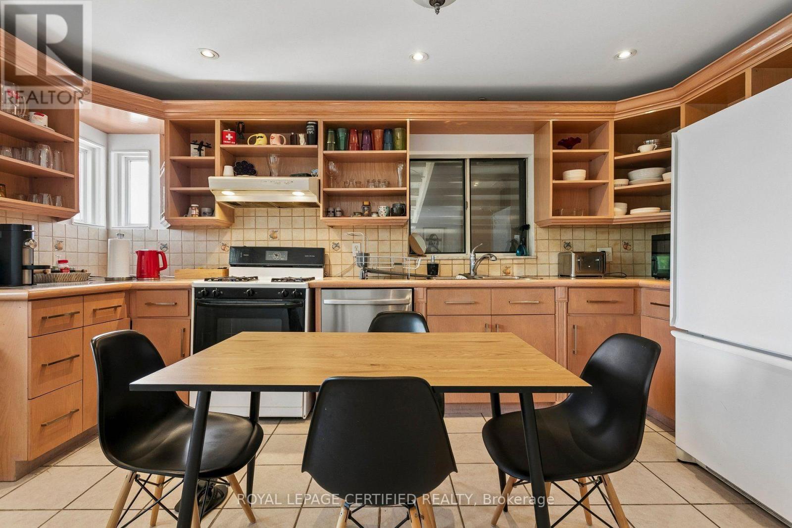 33 Donald Avenue, Toronto, Ontario  M6M 1J9 - Photo 12 - W13630740