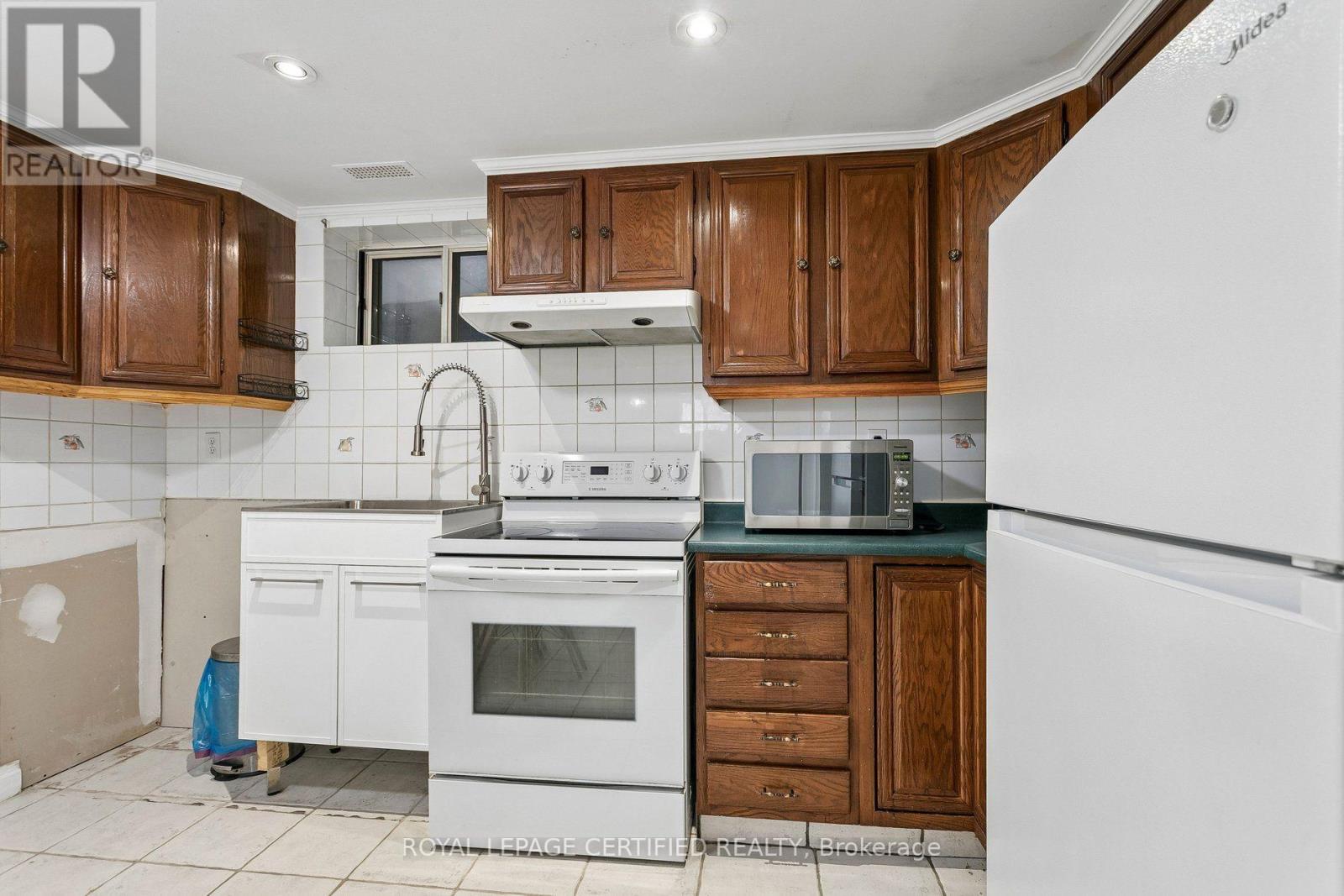 33 Donald Avenue, Toronto, Ontario  M6M 1J9 - Photo 28 - W13630740
