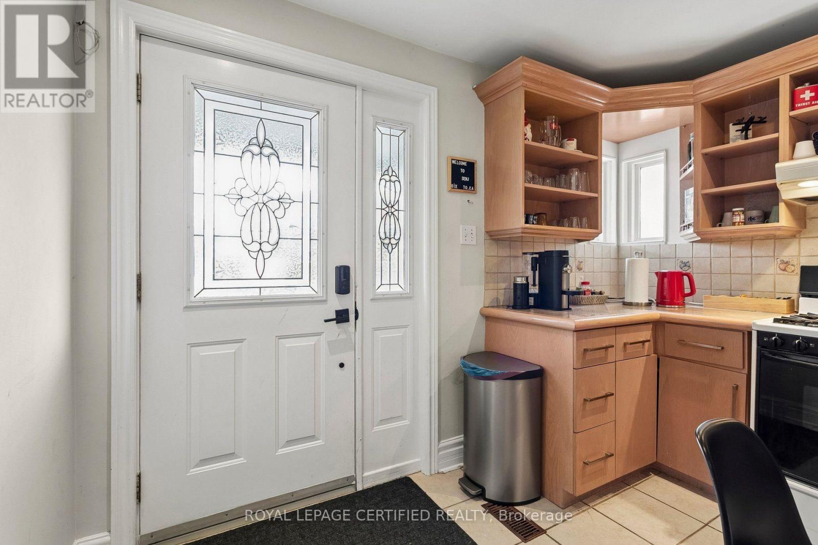 33 Donald Avenue, Toronto, Ontario  M6M 1J9 - Photo 6 - W13630740