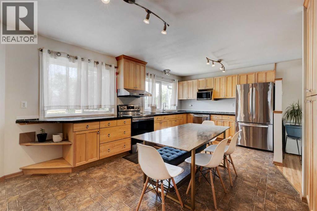 212 Hendon Drive NW, Calgary, Alberta  T2K 1Z2 - Photo 5 - A2327802