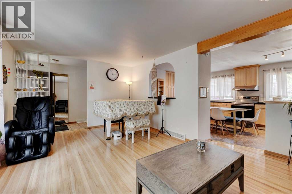 212 Hendon Drive NW, Calgary, Alberta  T2K 1Z2 - Photo 2 - A2327802