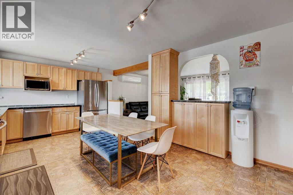 212 Hendon Drive NW, Calgary, Alberta  T2K 1Z2 - Photo 6 - A2327802