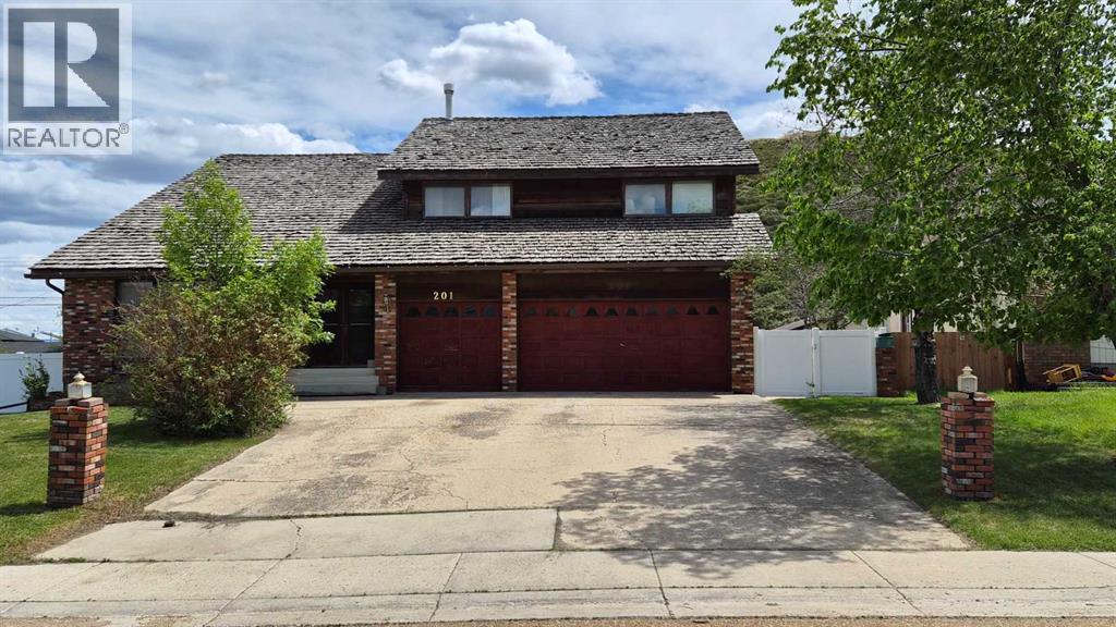 201 Huntington Park, Drumheller, Alberta  T0J 0Y6 - Photo 2 - A2316542