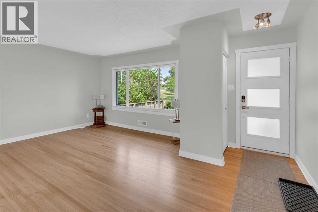 1 Thorncliffe Crescent NW, Calgary, Alberta  T2K 3A9 - Photo 4 - A2330898