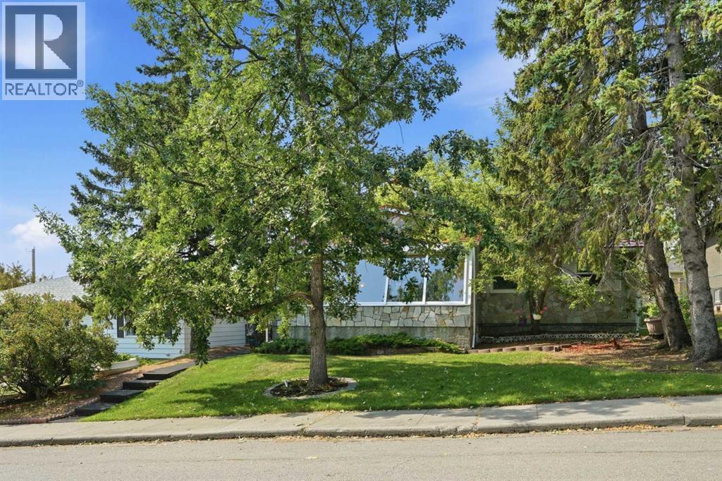13 Tipton Place NW, Calgary, Alberta  T2K 3L6 - Photo 1 - A2333948