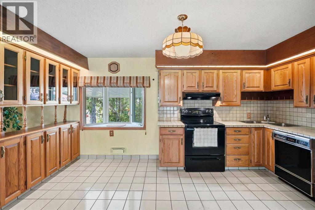 13 Tipton Place NW, Calgary, Alberta  T2K 3L6 - Photo 9 - A2333948