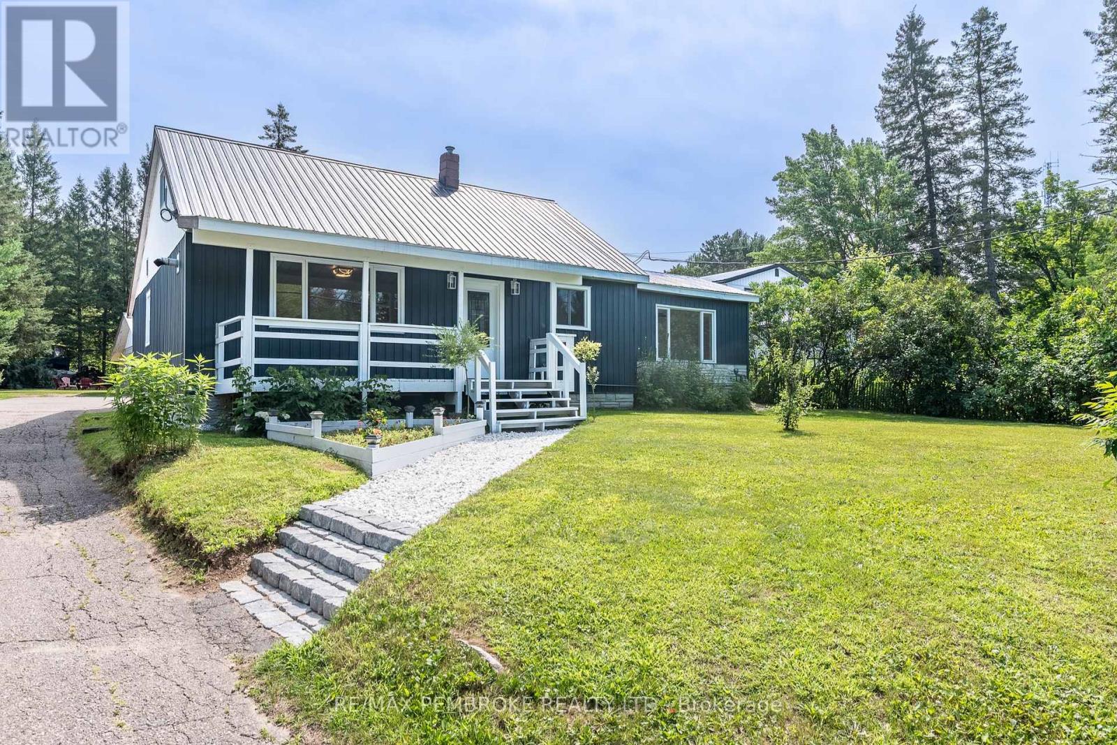 32560 HIGHWAY HIGHWAY, Laurentian Hills, Ontario
