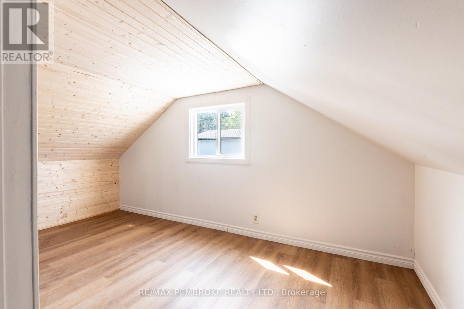 32560 Highway Highway, Laurentian Hills, Ontario  K0J 1P0 - Photo 28 - X13549334