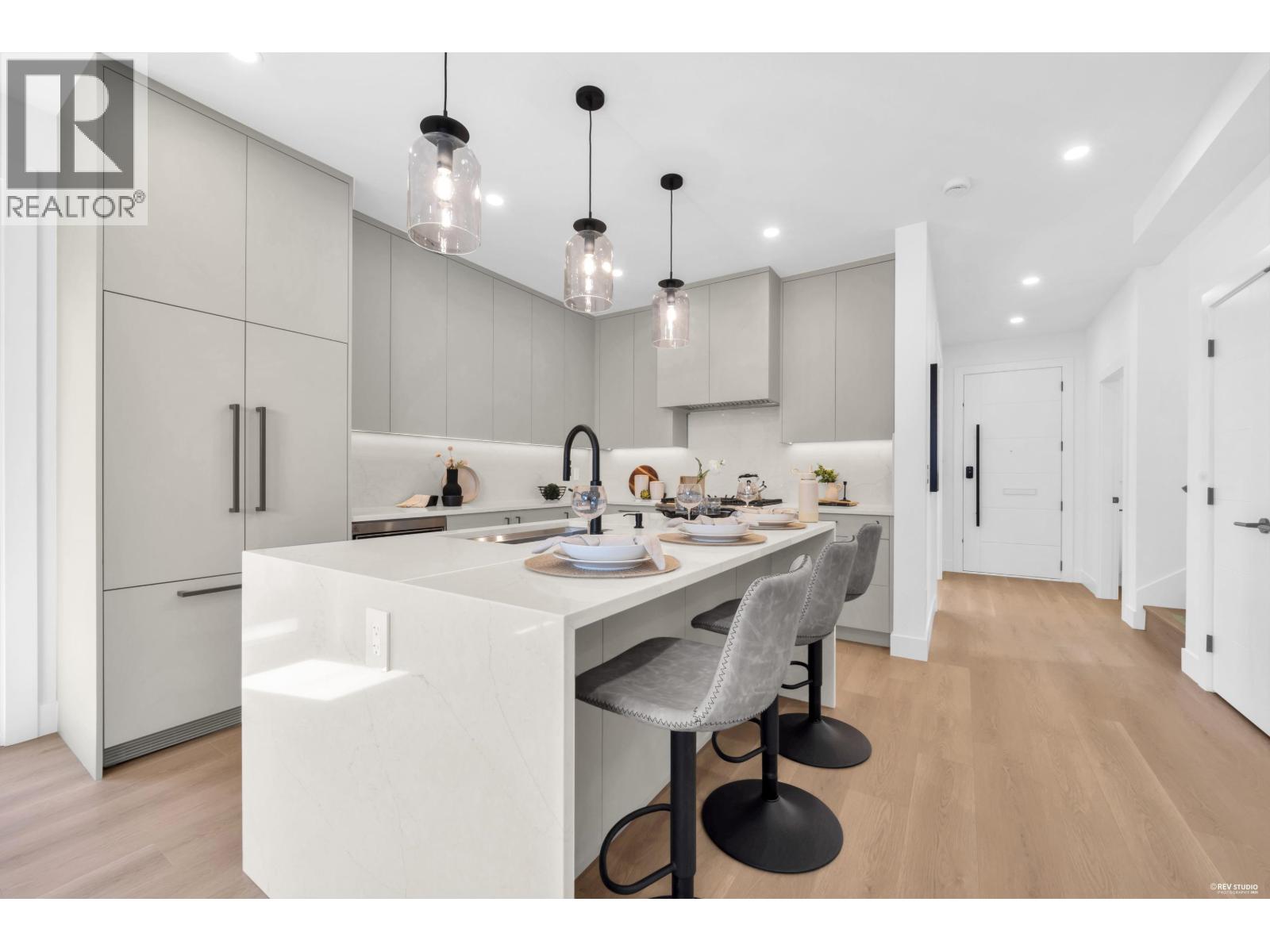 2 2316 Cliff Avenue, Burnaby, British Columbia V5A 2L2 - Photo 3 - R3149580