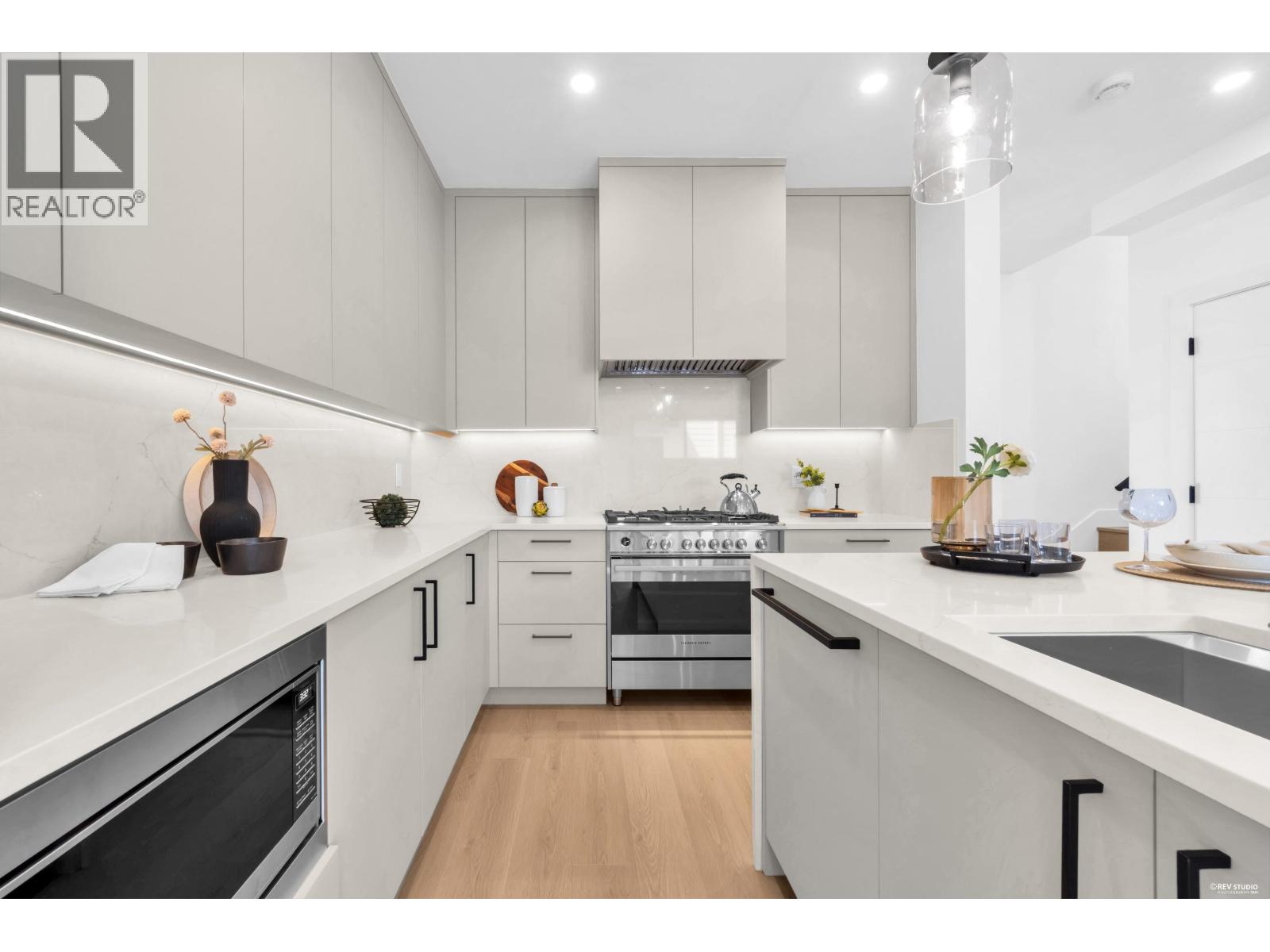 2 2316 Cliff Avenue, Burnaby, British Columbia V5A 2L2 - Photo 4 - R3149580