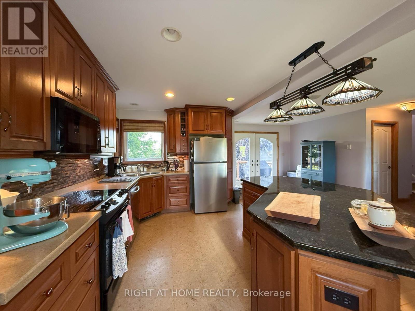 8192 Petrolia Line, Brooke-Alvinston, Ontario  N0N 1A0 - Photo 3 - X13631050