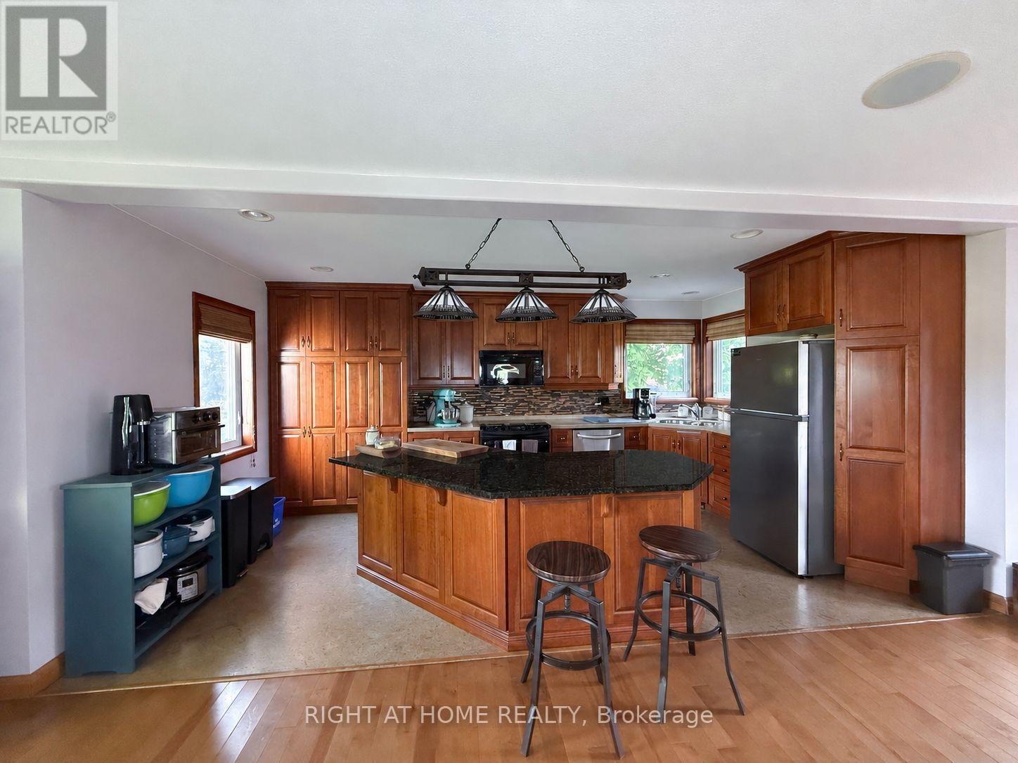 8192 Petrolia Line, Brooke-Alvinston, Ontario  N0N 1A0 - Photo 4 - X13631050