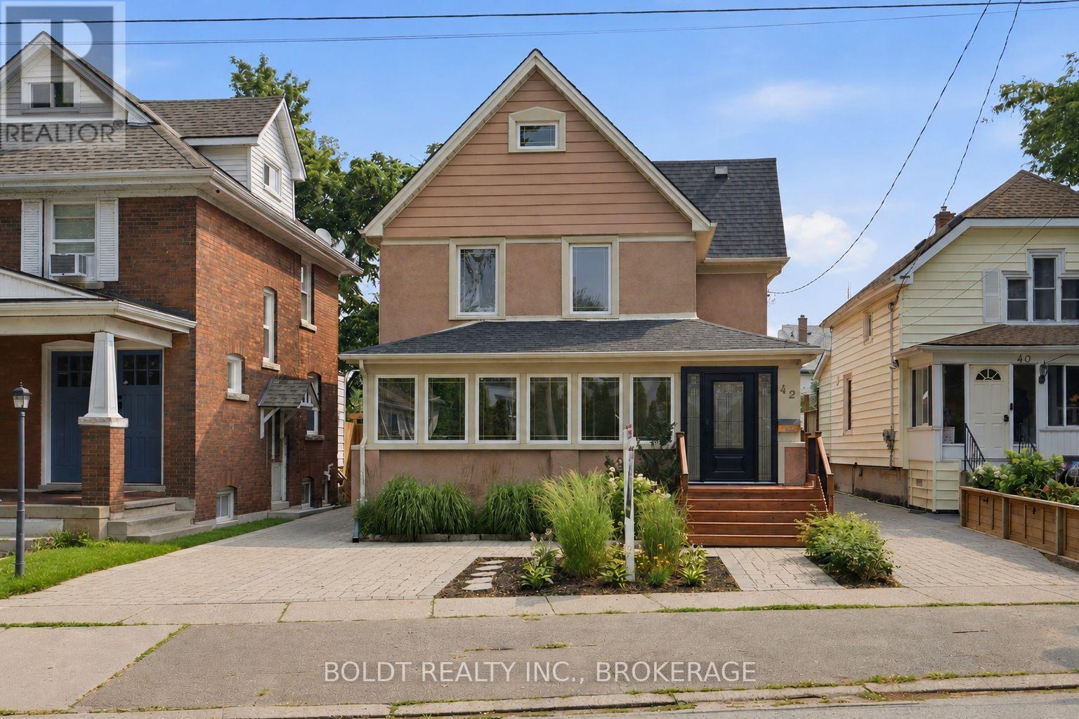 42 THOMAS STREET, St. Catharines, Ontario