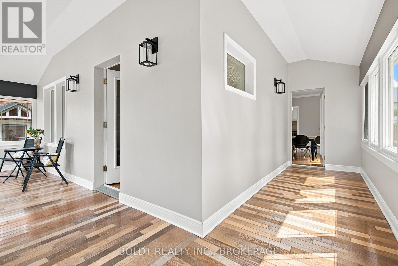 42 Thomas Street, St. Catharines, Ontario  L2R 6L9 - Photo 3 - X13631164