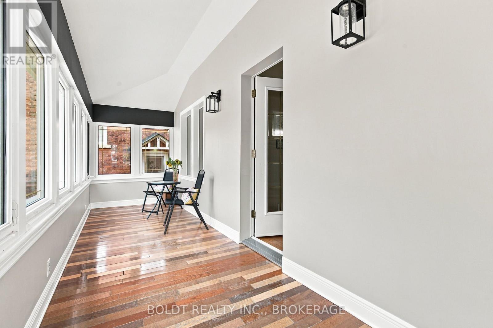 42 Thomas Street, St. Catharines, Ontario  L2R 6L9 - Photo 4 - X13631164