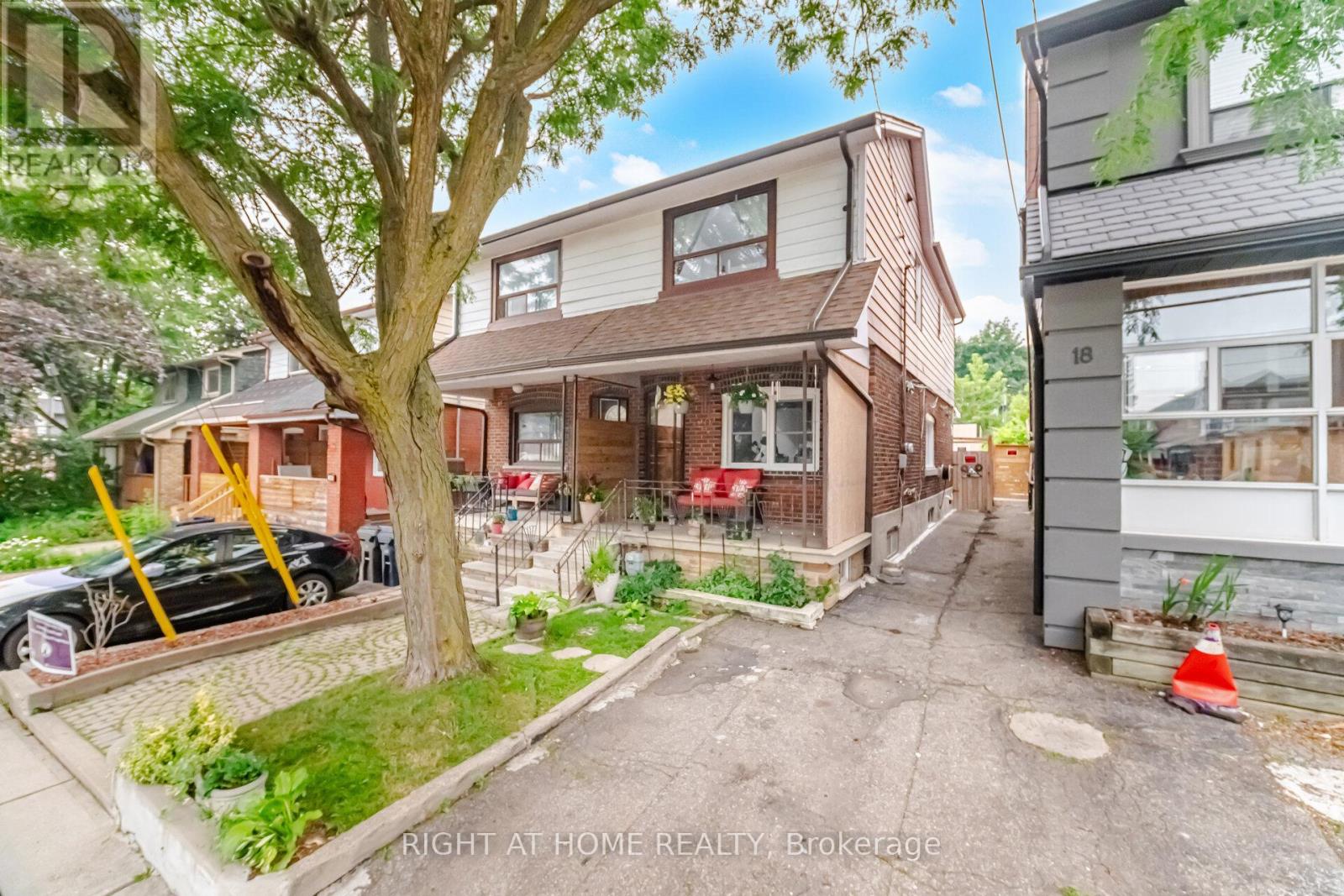 <div class="slider-price">$948,000</div><p>20 Rockwell Avenue, Toronto, Ontario</p>