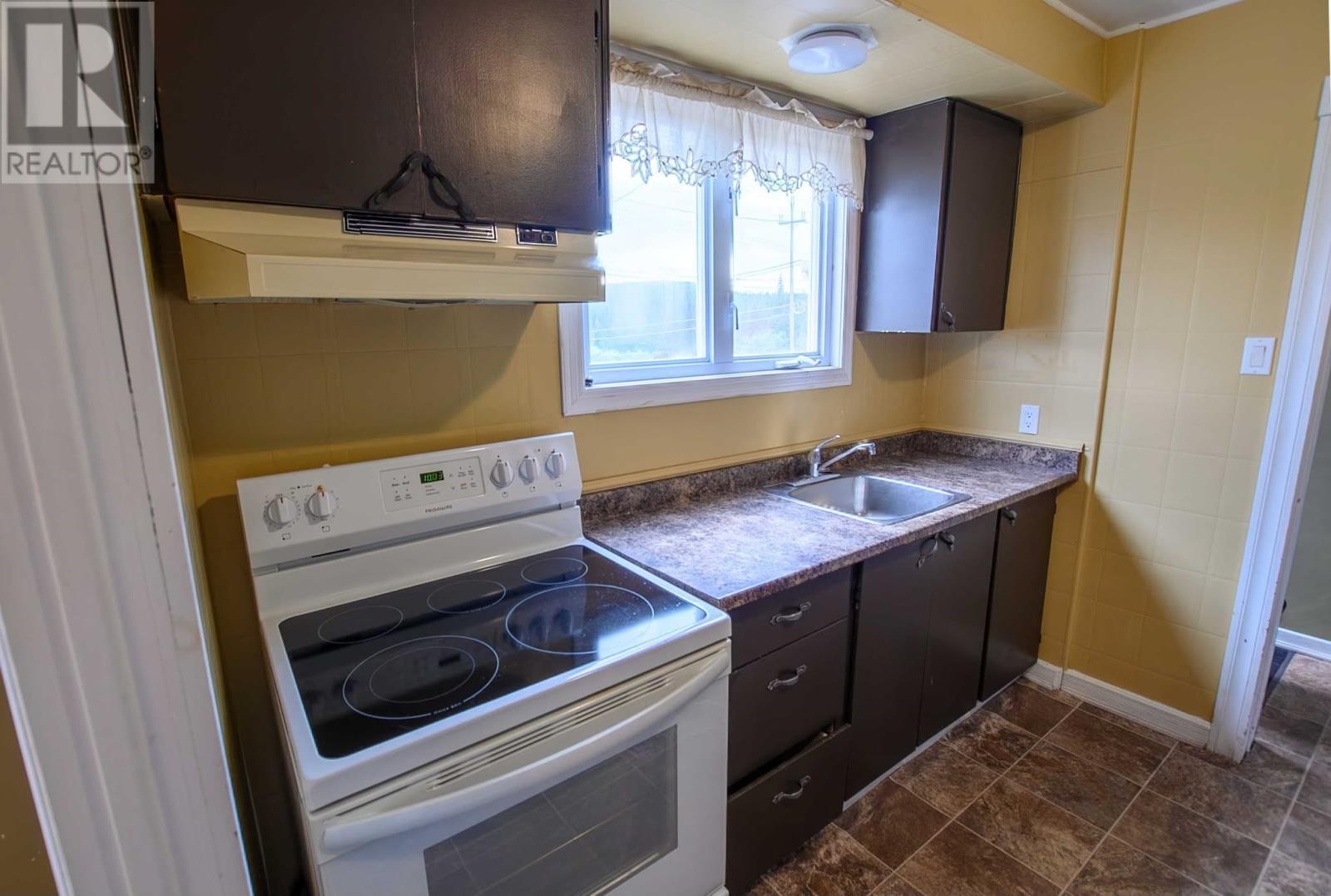 908 Tamarck Drive, Labrador City — photo 8
