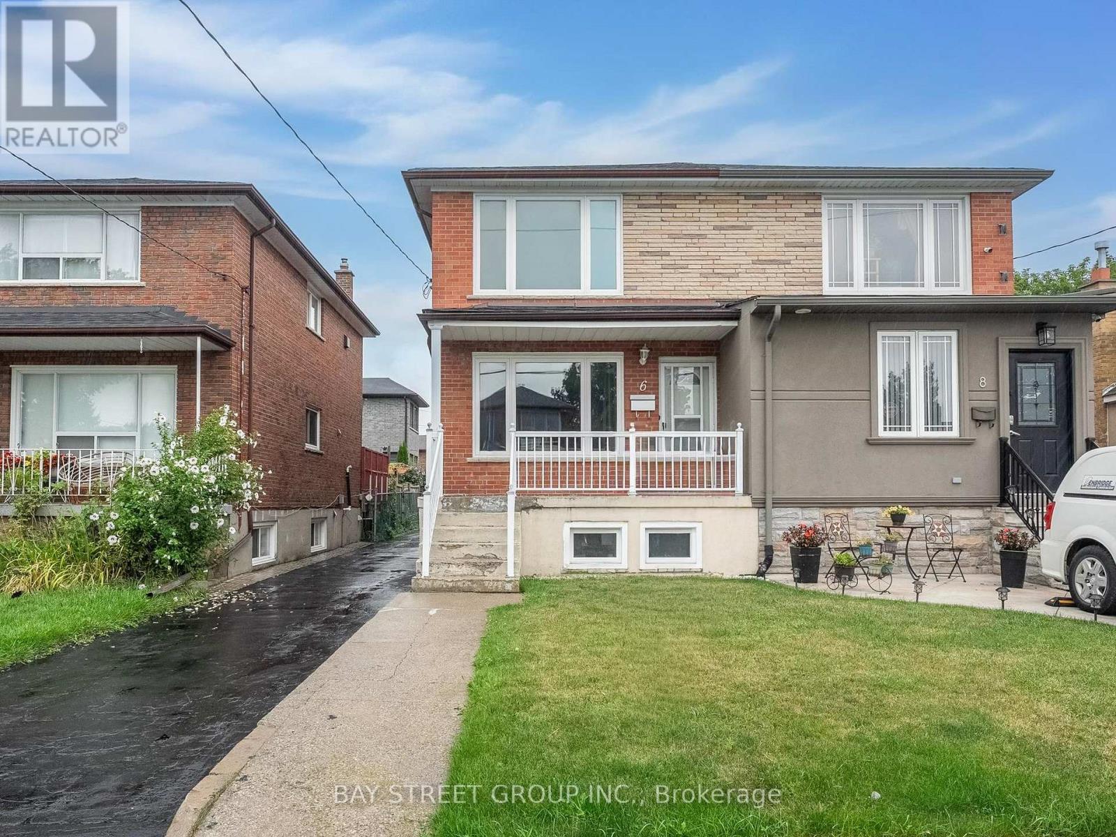 <div class="slider-price">$918,800</div><p>6 Moira Avenue, Toronto, Ontario</p>