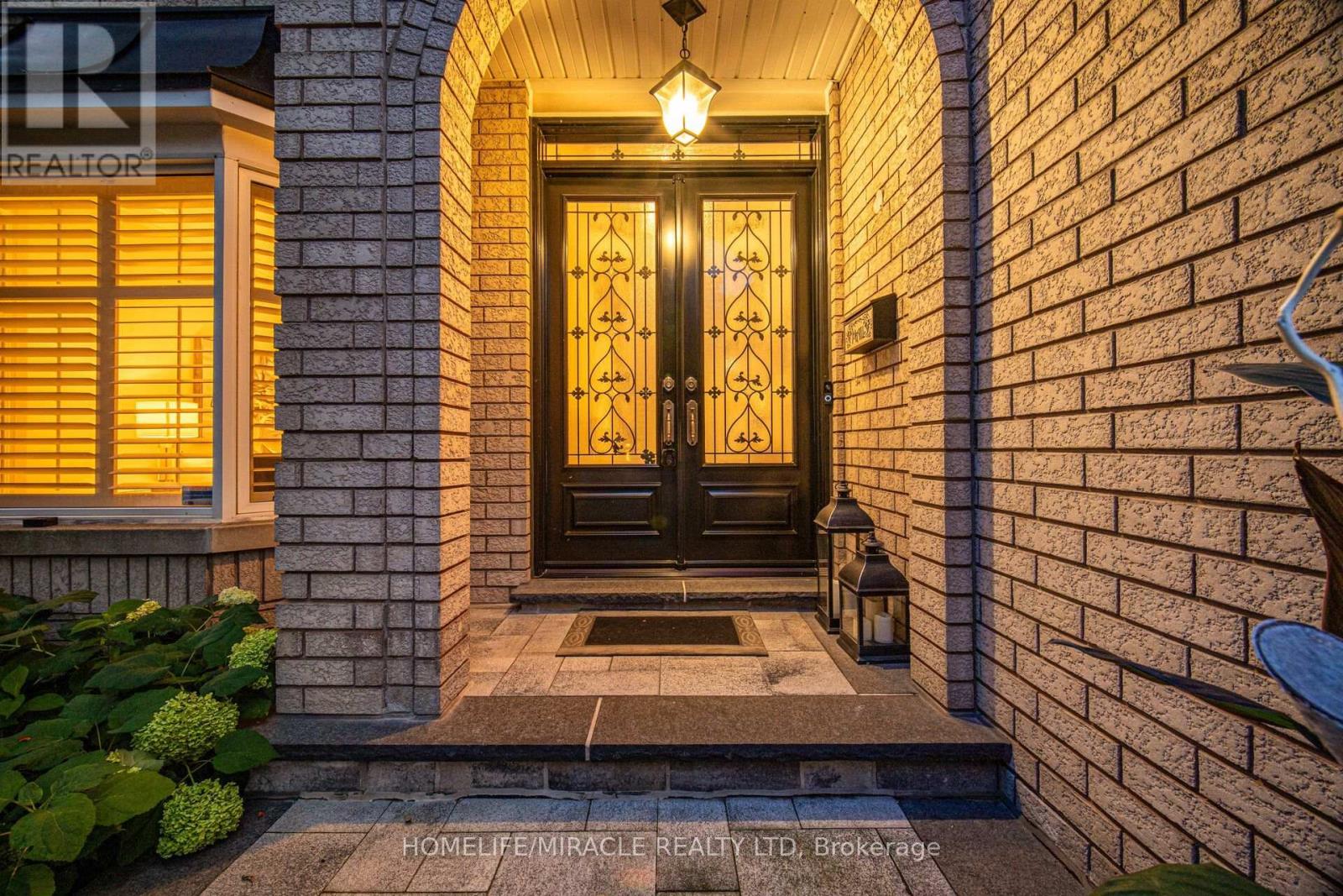 2152 Manor Hill Drive, Mississauga, Ontario  L5M 5H9 - Photo 3 - W13631230