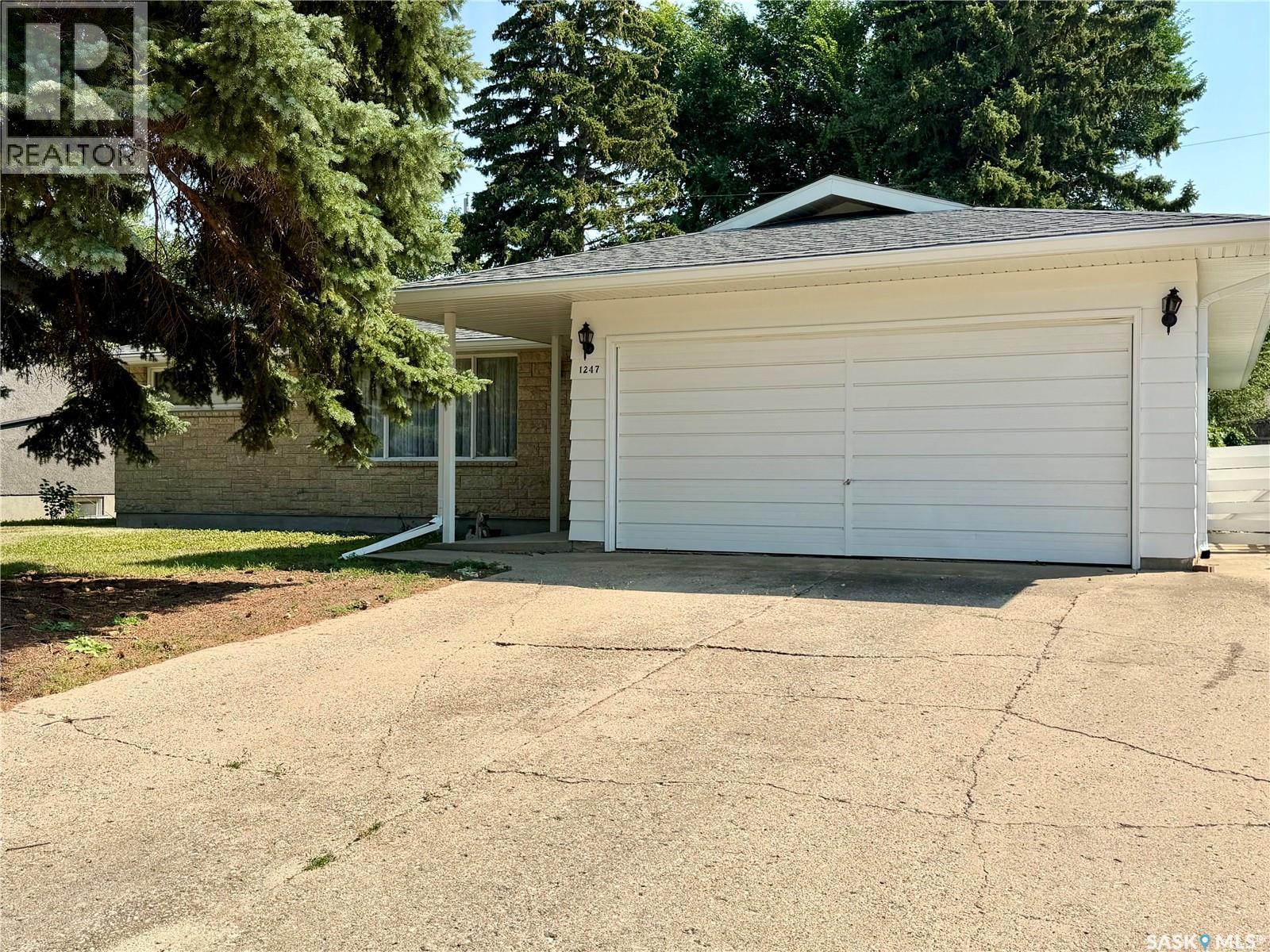 1247 Gordon Road, Moose Jaw, Saskatchewan  S6H 3E3 - Photo 2 - SK044304
