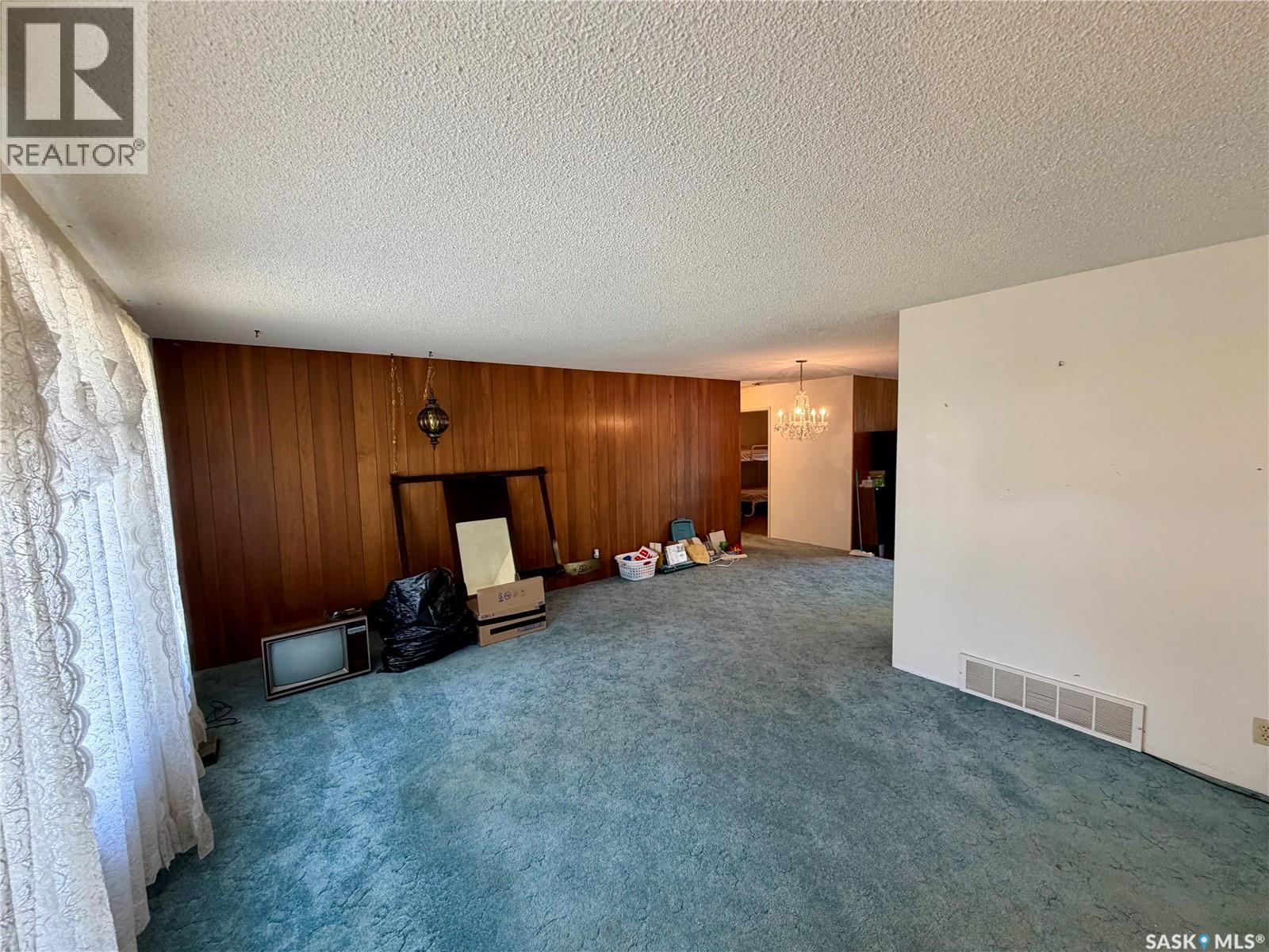 1247 Gordon Road, Moose Jaw, Saskatchewan  S6H 3E3 - Photo 4 - SK044304