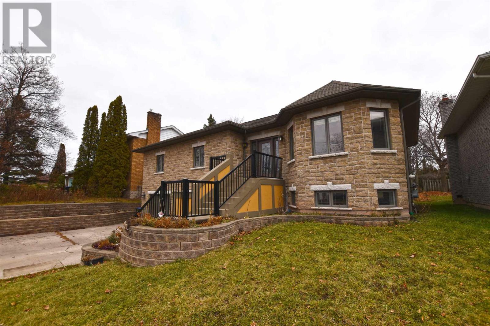 562 Wilson St, Sault Ste. Marie, Ontario  P6B 2L3 - Photo 2 - SM261814