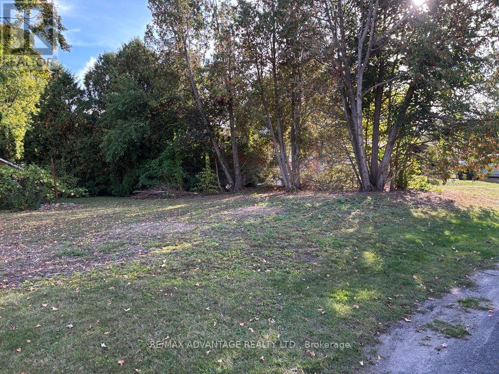 001 Woodbine Street, London South, Ontario N6K 2P3 - Photo 2 - X13631372