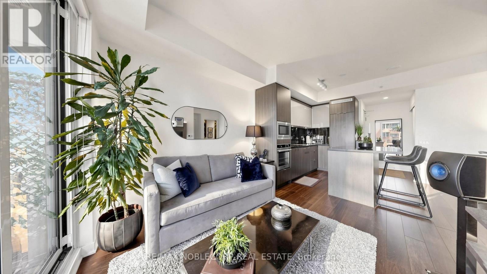 115 BLUE JAYS WAY, Toronto, Ontario