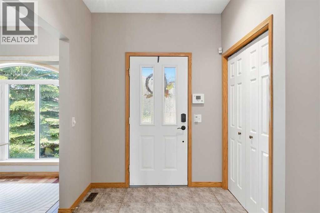 545 Rocky Ridge Bay NW, Calgary, Alberta  T3G 4E7 - Photo 2 - A2308309