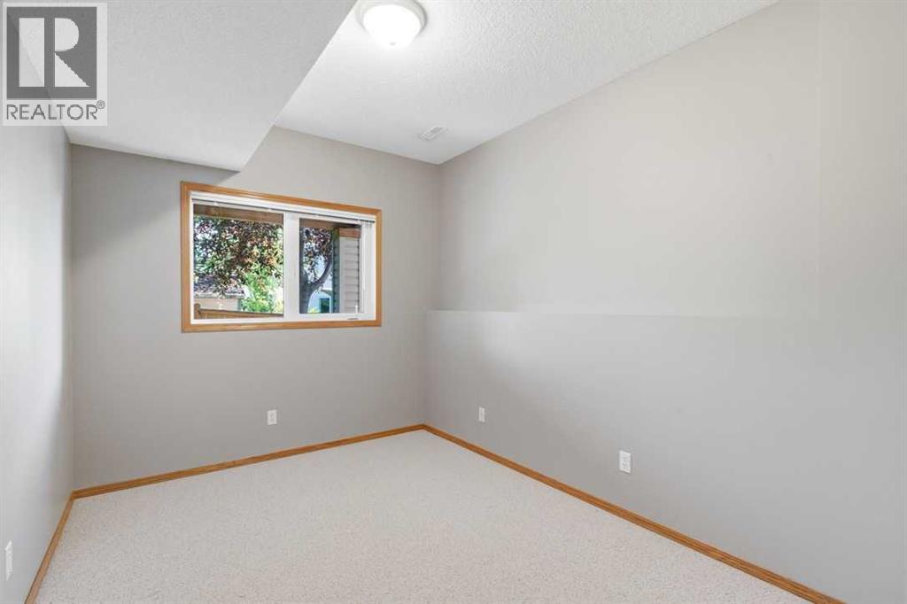 545 Rocky Ridge Bay NW, Calgary, Alberta  T3G 4E7 - Photo 32 - A2308309