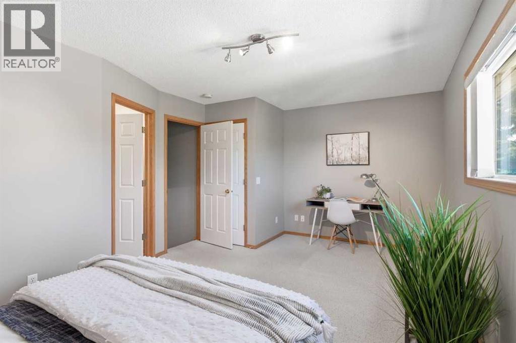 545 Rocky Ridge Bay NW, Calgary, Alberta  T3G 4E7 - Photo 23 - A2308309