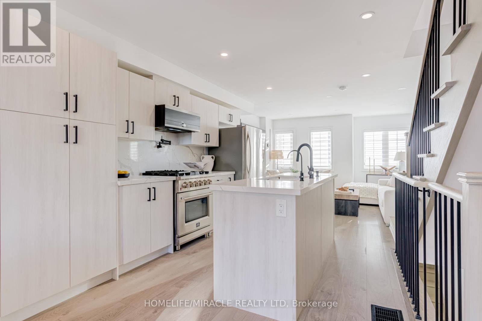 6 Pumpkin Corner Crescent, Barrie, Ontario  L9J 0T6 - Photo 11 - S13631548