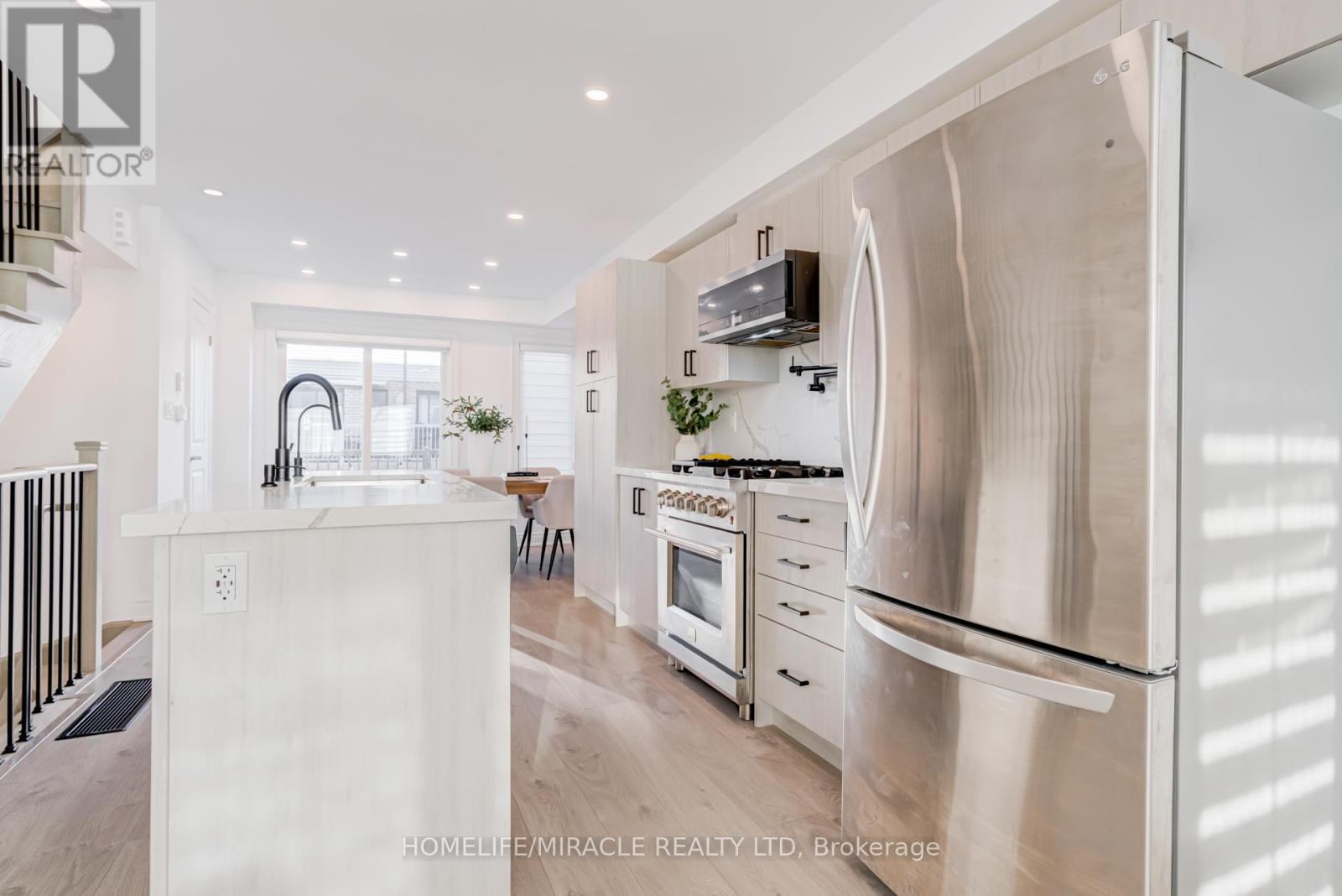 6 Pumpkin Corner Crescent, Barrie, Ontario  L9J 0T6 - Photo 14 - S13631548