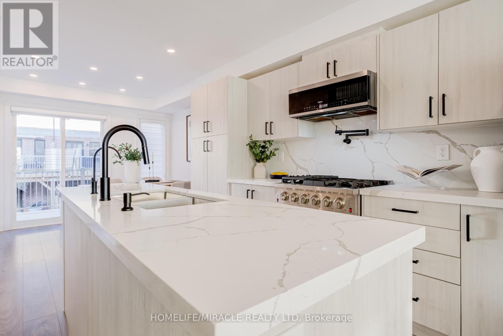 6 Pumpkin Corner Crescent, Barrie, Ontario  L9J 0T6 - Photo 15 - S13631548