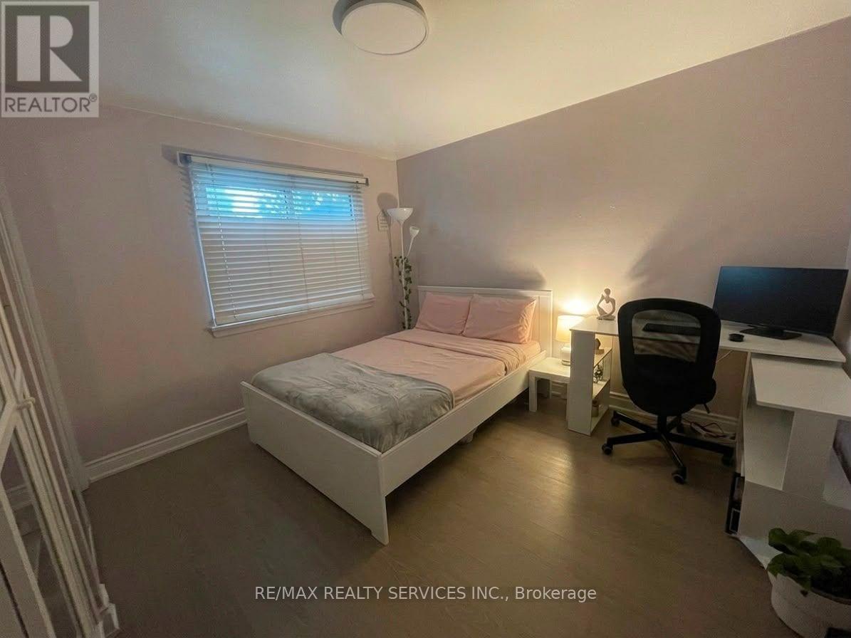 34 Watson Crescent, Brampton, Ontario  L6W 1E7 - Photo 5 - W13631632