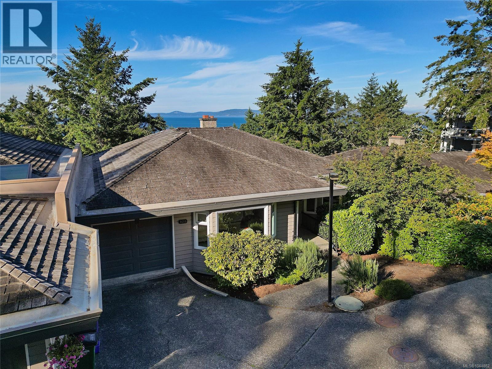 109 2829 Arbutus Rd, Saanich, British Columbia