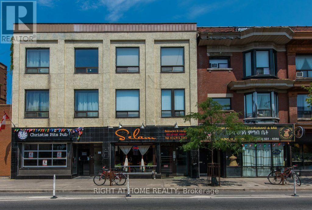 812 BLOOR STREET W, Toronto, Ontario