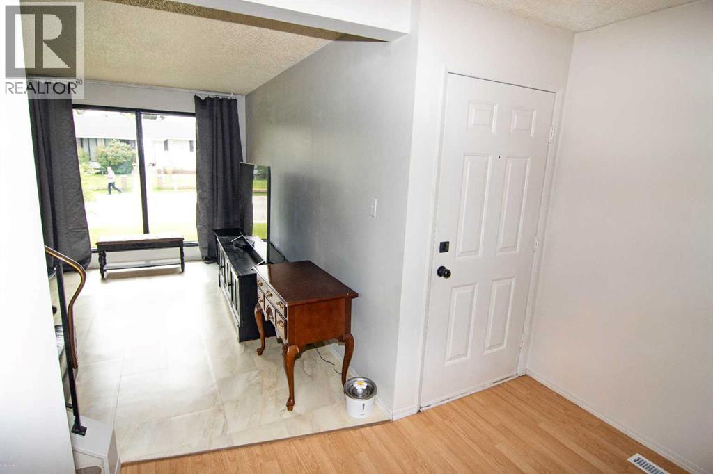 5502 Temple Road NE, Calgary, Alberta  T1Y 3B2 - Photo 9 - A2314706