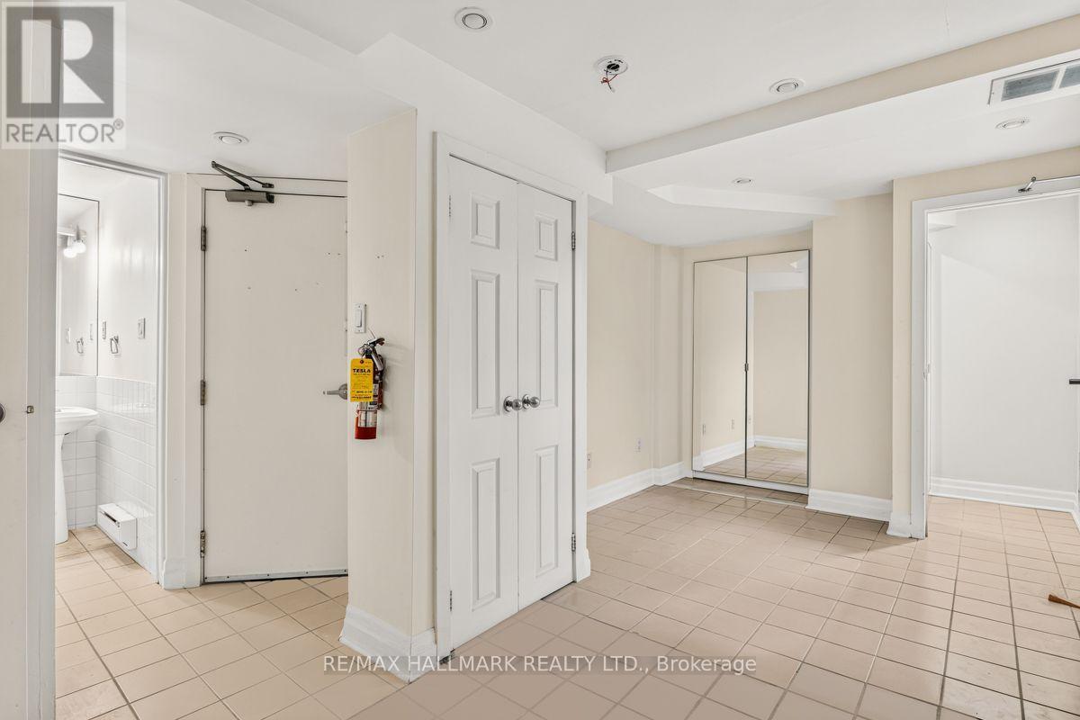 Lower - 483 Parkside Drive, Toronto, Ontario M6R 2Z9 - Photo 10 - W13601064