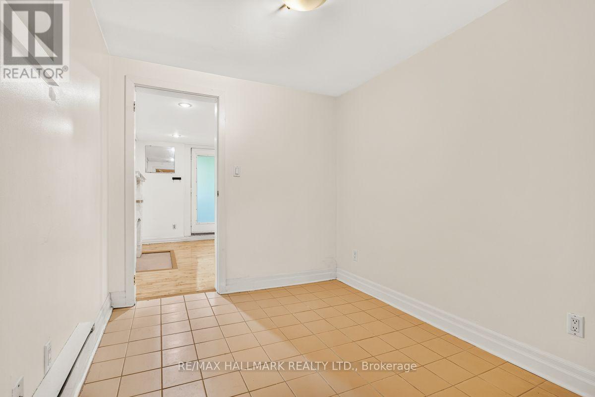 Lower - 483 Parkside Drive, Toronto, Ontario M6R 2Z9 - Photo 8 - W13601064
