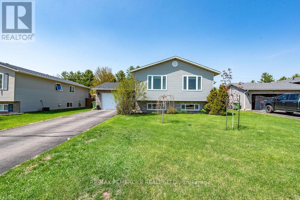 35 WINFIELD STREET, Petawawa, Ontario