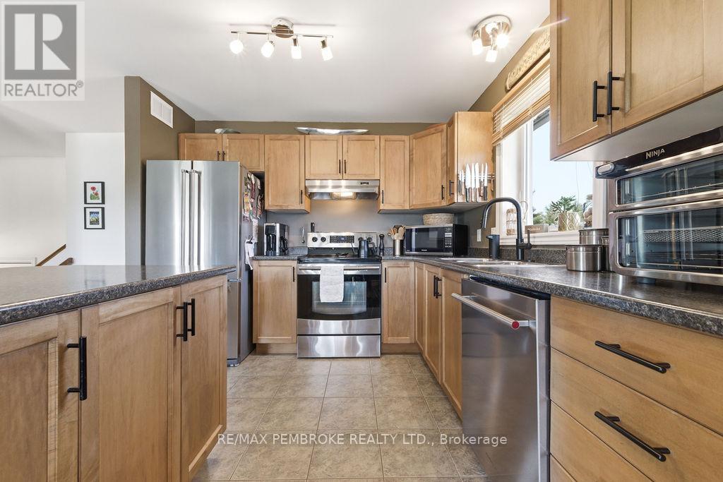 35 Winfield Street, Petawawa, Ontario  K8H 0A2 - Photo 14 - X13631730
