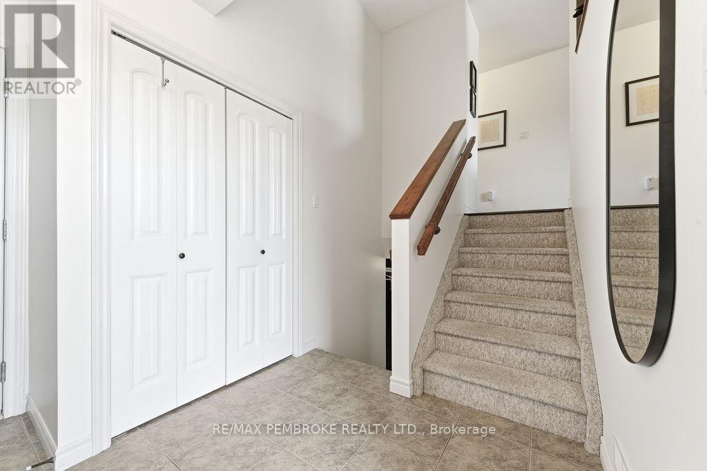 35 Winfield Street, Petawawa, Ontario  K8H 0A2 - Photo 4 - X13631730
